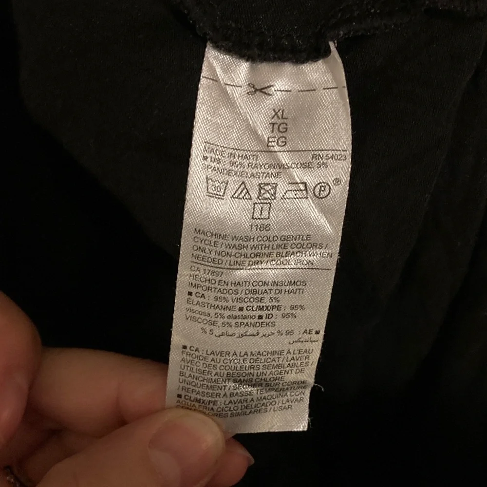 Old Navy Black Short Sleeve Tee - Picture 3 of 4